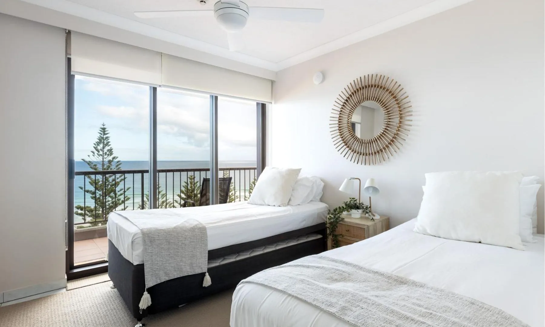 **** Aparthotel Columbia Beachfront Apartments On Rainbow Bay Gold Coast Austrálie